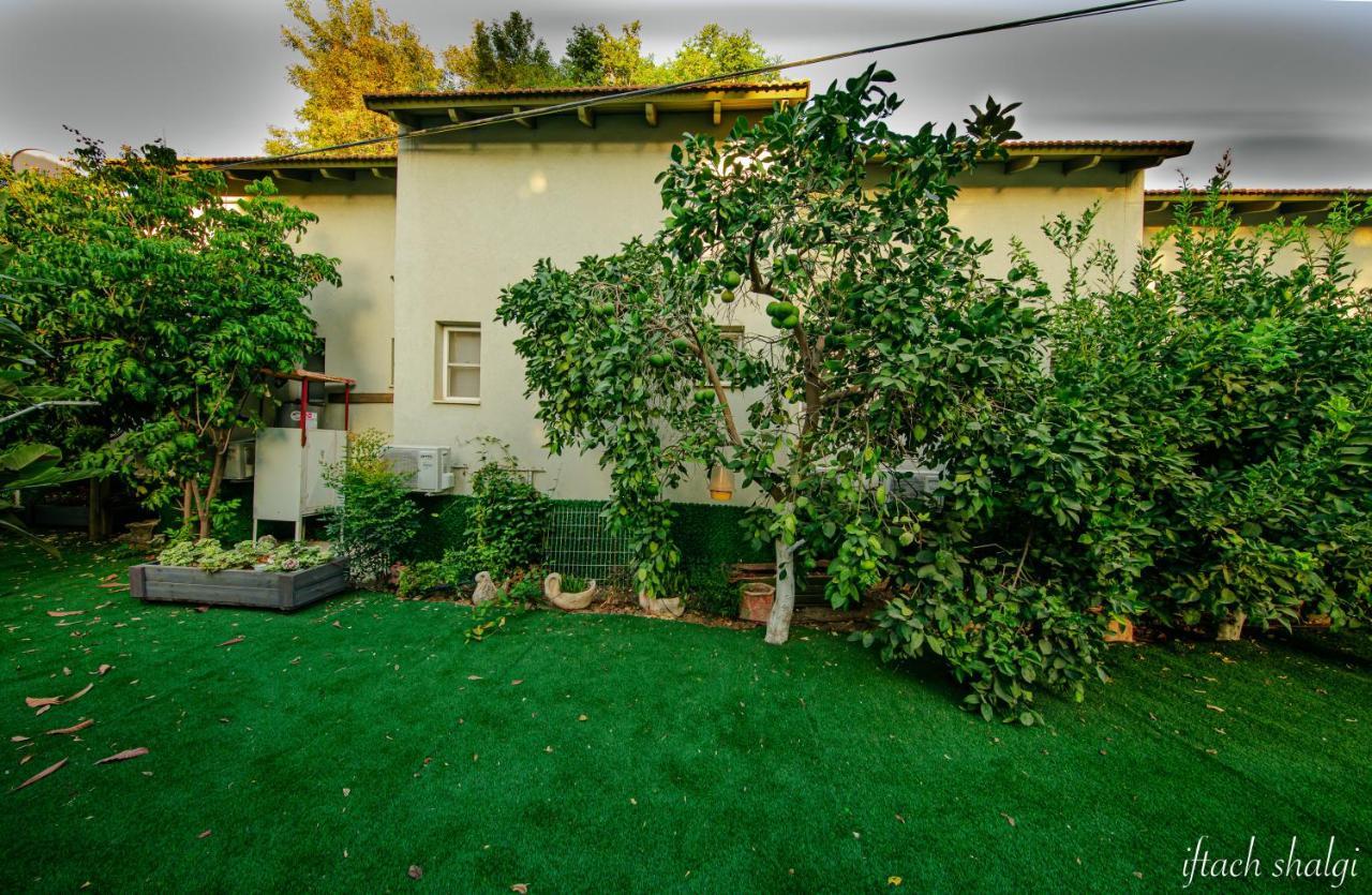 Nuriel Fruit & Guest House Sheʼar Yashuv Exteriör bild