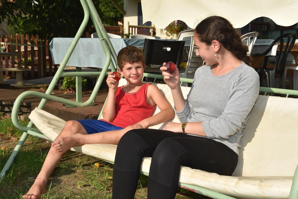 Nuriel Fruit & Guest House Sheʼar Yashuv Exteriör bild