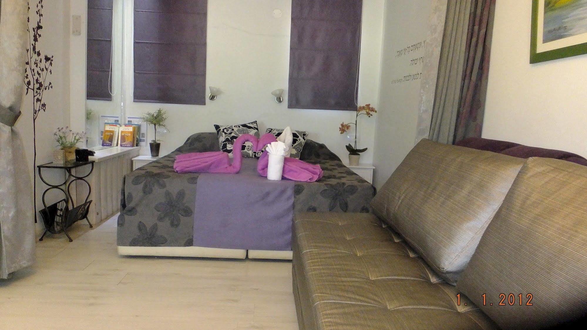 Nuriel Fruit & Guest House Sheʼar Yashuv Exteriör bild