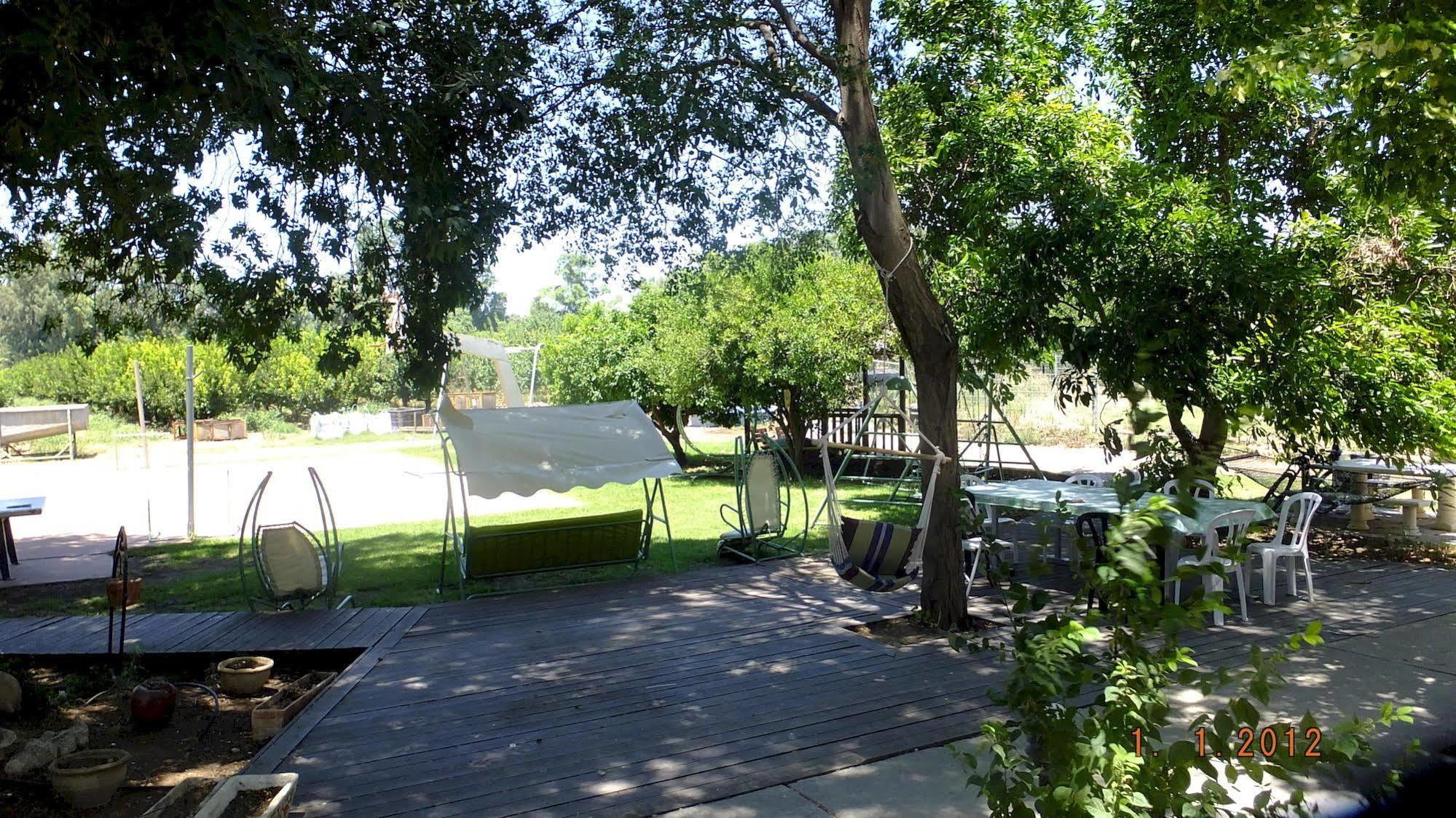 Nuriel Fruit & Guest House Sheʼar Yashuv Exteriör bild